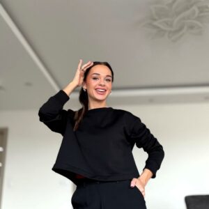 Moteriškas,,NOIR Crop'' džemperis